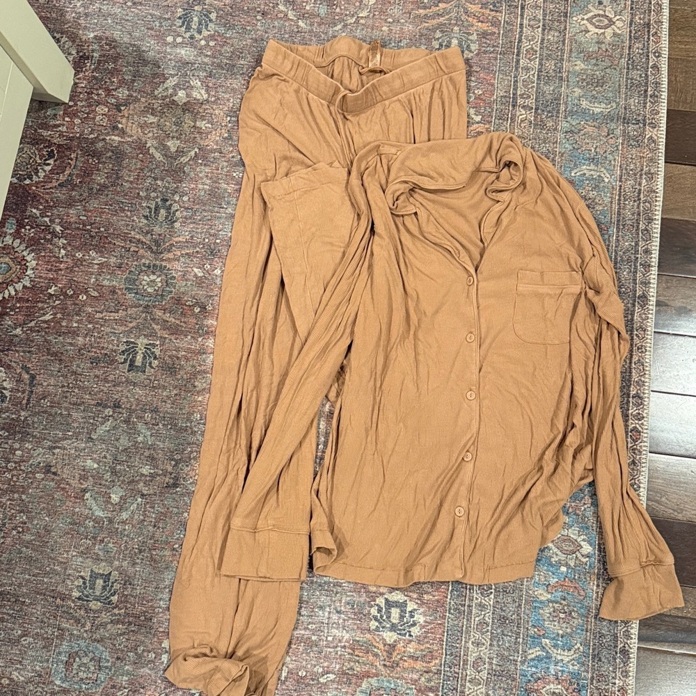 SKIMS Tan Pajama Set - Picture 4 of 4